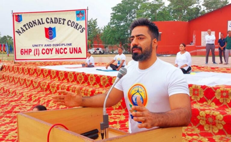 Una: पेखुबेला में धूमधाम से मना अंतरराष्ट्रीय योग दिवस, उपायुक्त बोले— “योग है स्वास्थ्य का सबसे बड़ा मंत्र”