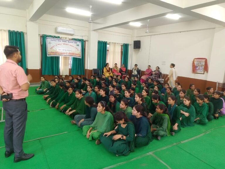 Hamirpur: हमीरपुर ITI में एसबीआई ने बढ़ाई वित्तीय साक्षरता, प्रशिक्षुओं को दी डिजिटल बैंकिंग व बीमा योजनाओं की जानकारी