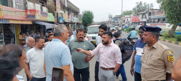 Una: ऊना में ‘मिशन फ्री-फुटपाथ’ अभियान तेज, अवैध कब्जों पर प्रशासन की सख्ती