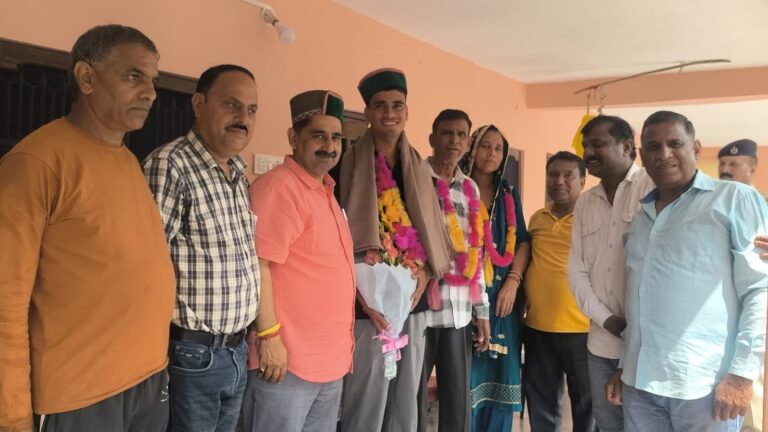 Kangra: भैरू गांव के साहिल चौधरी बने भारतीय सेना में लेफ्टिनेंट, विधायक ने घर पहुंचकर किया सम्मान
