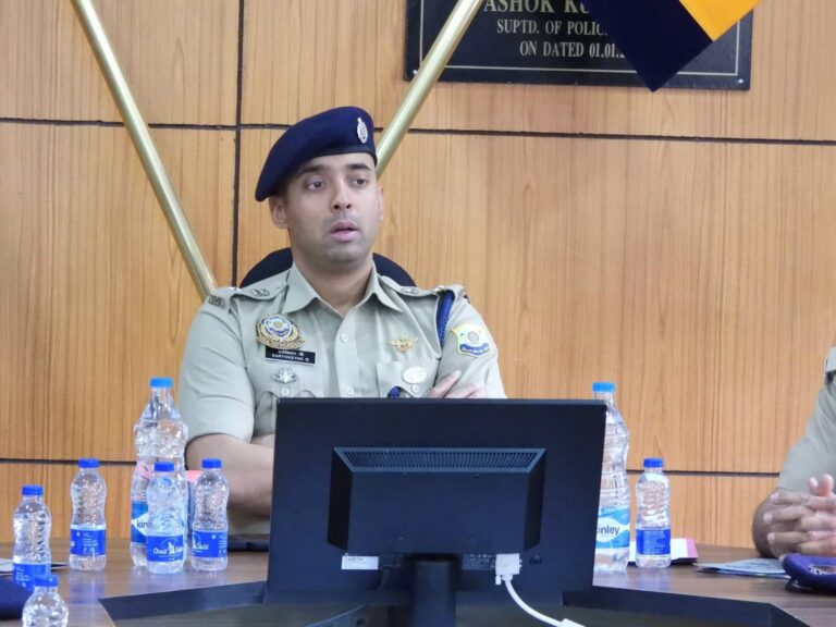 Kullu: कुल्लू में अपराध नियंत्रण और पुलिस कल्याण पर सख़्त रुख़, एसपी ने दिए अहम निर्देश Kullu: कुल्लू में अपराध नियंत्रण और पुलिस कल्याण पर सख़्त रुख़, एसपी ने दिए अहम निर्देश