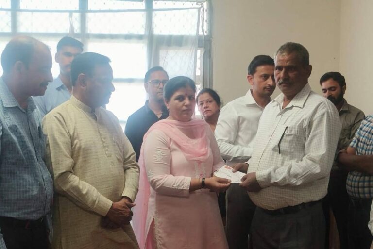 Kangra: देहरा विधायक कमलेश ठाकुर ने 79 लाभार्थियों को सौंपे 15.73 लाख रुपये के चेक, मेधावी छात्र-छात्राओं को किया सम्मानित