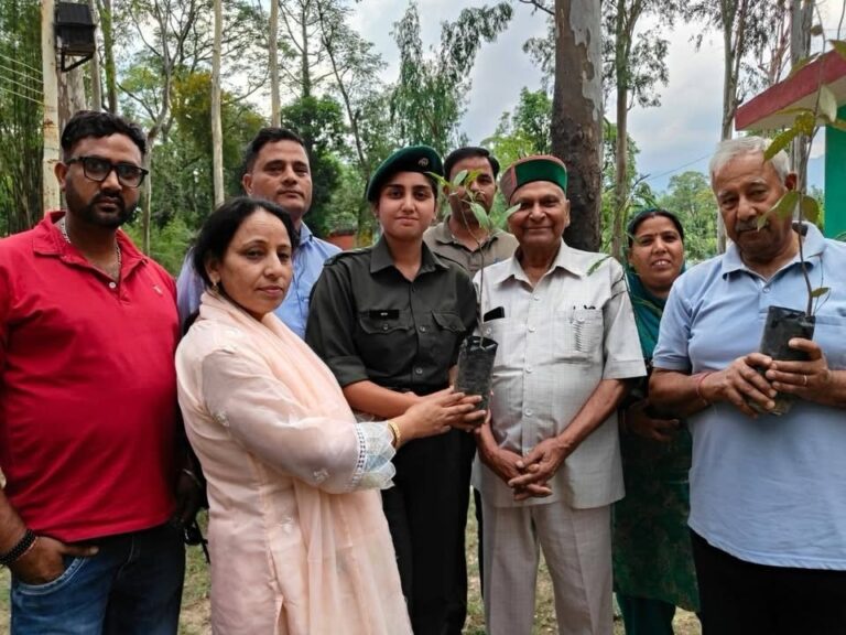 Kangra: विधायक किशोरी लाल ने महालपट्ट में पौधारोपण कर दिया पर्यावरण संरक्षण का संदेश