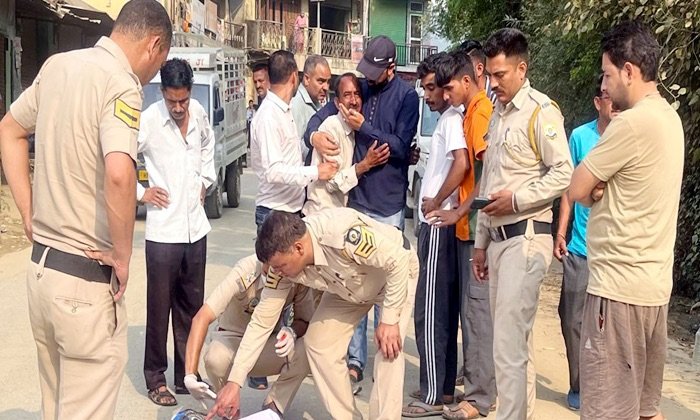 Mandi: मंडी के कुन्नू बाजार में दर्दनाक सड़क हादसा, PWD कर्मचारी की मौत, गुस्साए ग्रामीणों ने किया चक्का जाम