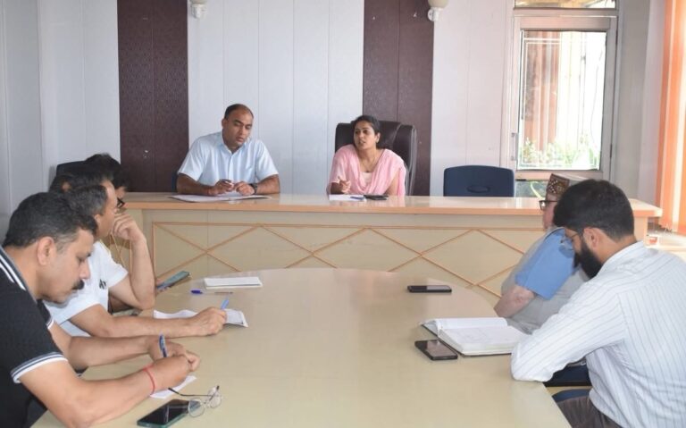 Kangra: पालमपुर में बदलेगी ट्रैफिक की तस्वीर: एसडीएम नेत्रा मेती की अध्यक्षता में अहम बैठक, लागू होंगे नए नियम