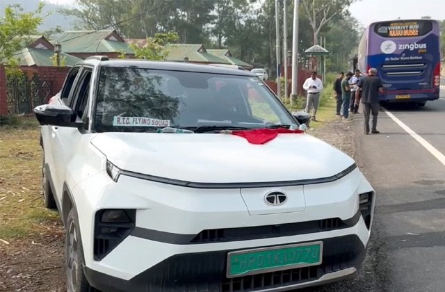 Mandi: मंडी-पंडोह रूट पर आरटीओ फ्लाइंग स्क्वाड की बड़ी कार्रवाई, 100 से ज्यादा बसों के कटे चालान, ₹2.72 लाख वसूला जुर्माना