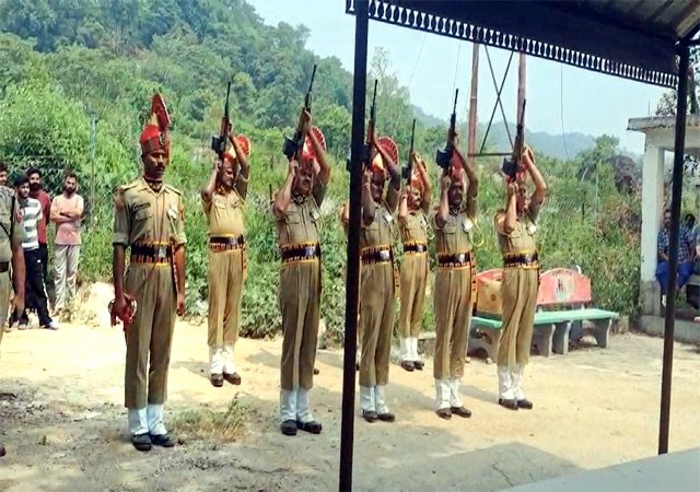 Sirmaur: देशसेवा के लिए जीवन समर्पित: बीएसएफ जवान नरेश कुमार का असमय निधन, सैन्य सम्मान के साथ अंतिम विदाई