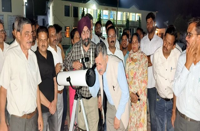 Bilaspur: बिलासपुर में हिमाचल का पहला एस्ट्रोनॉमी क्लब शुरू: छात्रों ने दूरबीन से देखा चंद्रमा का लाइव दृश्य
