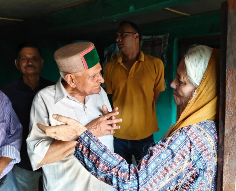 Kangra: वही गांव में अग्निकांड पीड़ित परिवार से मिले विधायक किशोरी लाल, दी हरसंभव सहायता का आश्वासन