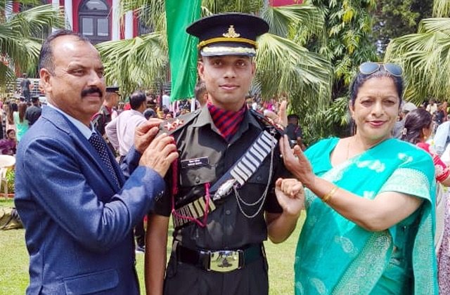 Kangra: कांगड़ा के शिवम भाटिया बने भारतीय सेना में लैफ्टिनेंट, गांव भाई में जश्न का माहौल