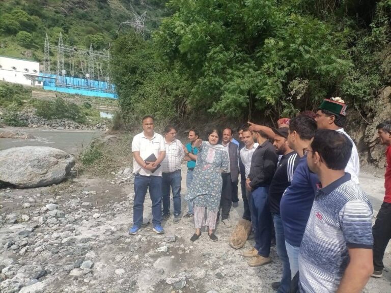 Kullu: उपायुक्त तोरुल राविश ने सैंज बाढ़ प्रभावित क्षेत्र का किया दौरा, लापता लोगों की तलाश जारी