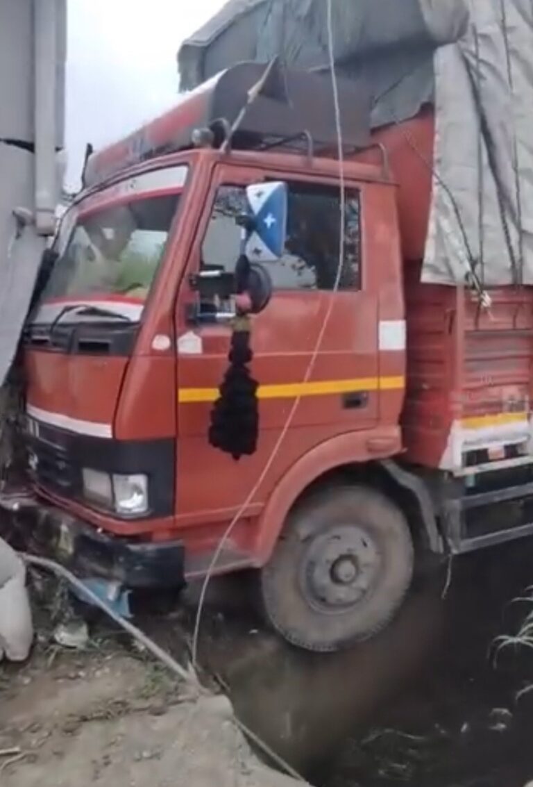 Himachal: अंब-ऊना मार्ग पर दियाड़ा गांव में तेज रफ्तार ट्रक दुकान में घुसा, बड़ा हादसा टला