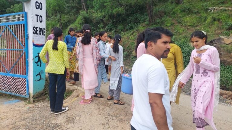 Kangra: राजकीय महाविद्यालय रिड़कमार में NSS के तहत विशेष स्वच्छता अभियान, छात्रों ने लिया स्वच्छ भारत का संकल्प