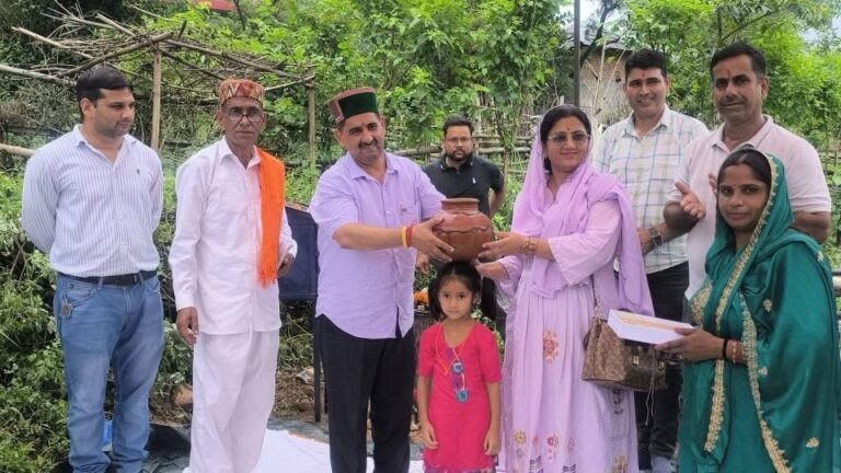 Kangra: विधायक केवल सिंह पठानिया ने रच्छयालु पंचायत में जनसंवाद कर विकास कार्यों की समीक्षा की