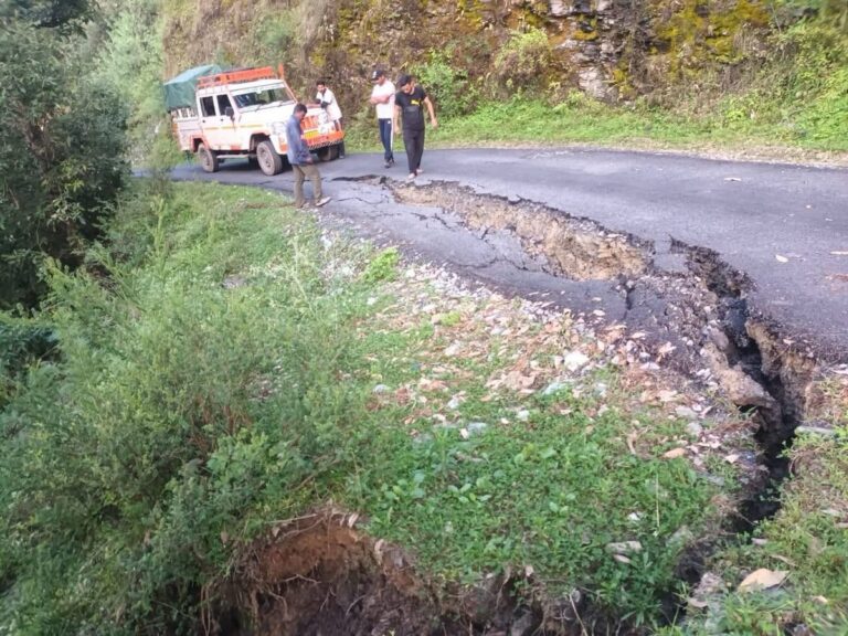 Himachal: भारी बारिश से लोहान्धार-मझौली सड़क धंसी, हजारों की आबादी का टूटा प्रदेश से संपर्क