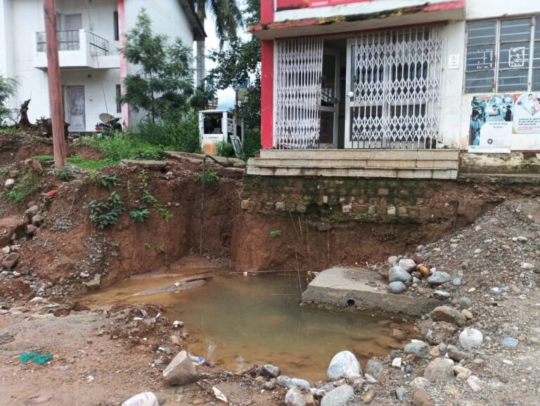 Kangra: शाहपुर डाकघर तक जाने का रास्ता गायब! जनता परेशान, प्रशासन खामोश