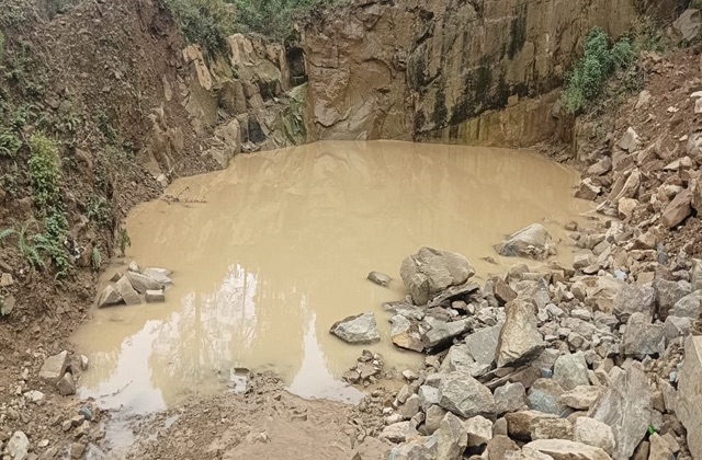 Mandi: मंडी में दर्दनाक हादसा: पानी के टैंक में डूबे पूर्व सैनिक की मौत, ड्रम निकालते वक्त हुआ हादसा Mandi: मंडी में दर्दनाक हादसा: पानी के टैंक में डूबे पूर्व सैनिक की मौत, ड्रम निकालते वक्त हुआ हादसा