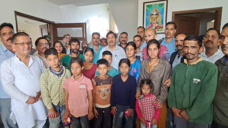 Mandi: हर पीड़ित के साथ सरकार: उपमुख्यमंत्री मुकेश अग्निहोत्री ने राहत शिविर में बांटा भरोसा