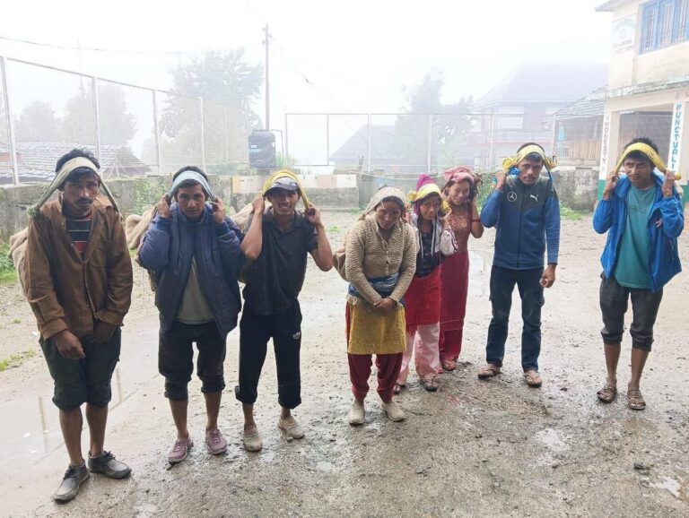 Mandi: बादल फटने की त्रासदी में उम्मीद की रौशनी: सराज में राहत सामग्री लेकर पैदल निकले 25 पोर्टर Mandi: बादल फटने की त्रासदी में उम्मीद की रौशनी: सराज में राहत सामग्री लेकर पैदल निकले 25 पोर्टर