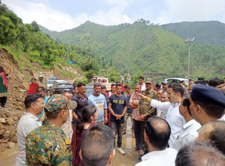Mandi: आपदा के बीच जनसेवा: नाचन में बादल फटने के बाद पहुंचे मंत्री विक्रमादित्य सिंह, प्रभावितों से मिले Mandi: आपदा के बीच जनसेवा: नाचन में बादल फटने के बाद पहुंचे मंत्री विक्रमादित्य सिंह, प्रभावितों से मिले