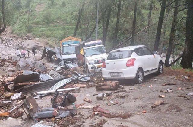 Mandi: मंडी में कहर बनकर टूटा बादल: सराज में तबाही के बाद सेना और राहत दल युद्ध स्तर पर जुटे Mandi: मंडी में कहर बनकर टूटा बादल: सराज में तबाही के बाद सेना और राहत दल युद्ध स्तर पर जुटे