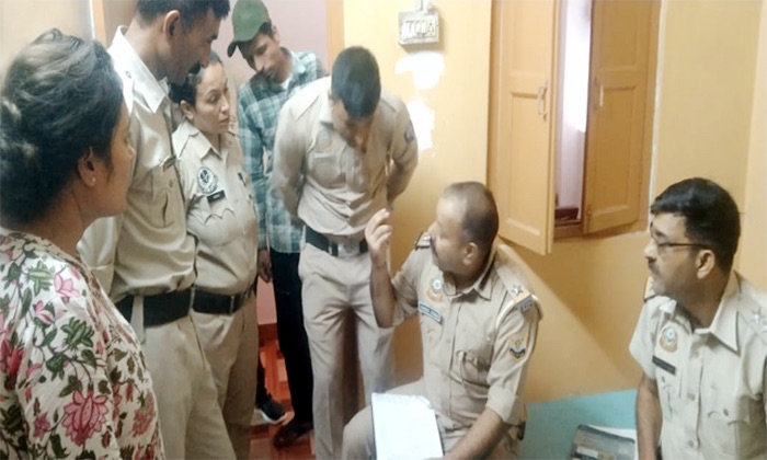 Chamba: चम्बा के चमेशनी मोहल्ले में युवक ने की आत्महत्या, इलाके में पसरा मातम Chamba: चम्बा के चमेशनी मोहल्ले में युवक ने की आत्महत्या, इलाके में पसरा मातम