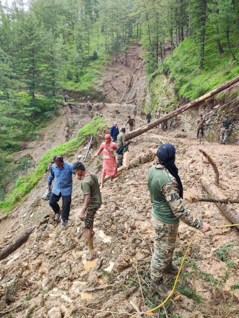 Mandi: आपदा में देवदूत बनी सेना: सराज के पहाड़ी इलाकों में राशन पहुंचा रहे जवान Mandi: आपदा में देवदूत बनी सेना: सराज के पहाड़ी इलाकों में राशन पहुंचा रहे जवान