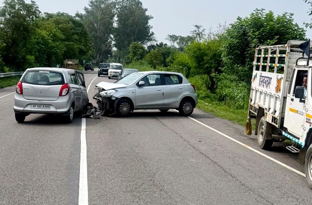 Una: ऊना जिला में दो सड़क हादसे: तीन घायल, एक की हालत गंभीर – बेसहारा पशु और ट्राले से टकराई कार Una: ऊना जिला में दो सड़क हादसे: तीन घायल, एक की हालत गंभीर – बेसहारा पशु और ट्राले से टकराई कार
