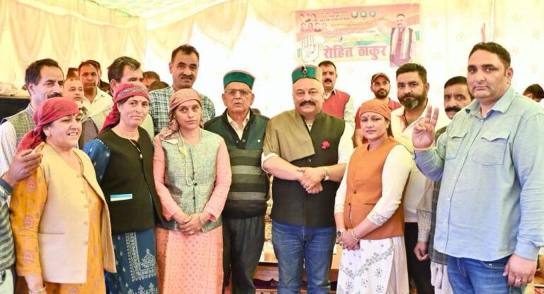 Shimla: रत्नाड़ी में जनता से रूबरू हुए शिक्षा मंत्री रोहित ठाकुर, विकास कार्यों की दी जानकारी, सेब सीजन को लेकर दिए निर्देश Shimla: रत्नाड़ी में जनता से रूबरू हुए शिक्षा मंत्री रोहित ठाकुर, विकास कार्यों की दी जानकारी, सेब सीजन को लेकर दिए निर्देश