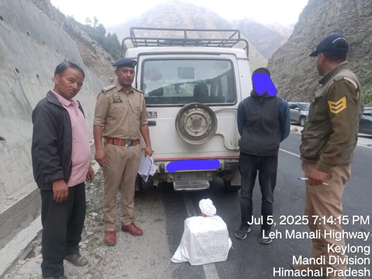 Lahaul-Spiti: लाहौल-स्पीति में पुलिस की बड़ी कार्रवाई: बिलिंग पुल के पास बिना परमिट के शराब के साथ एक व्यक्ति पकड़ा गया Lahaul-Spiti: लाहौल-स्पीति में पुलिस की बड़ी कार्रवाई: बिलिंग पुल के पास बिना परमिट के शराब के साथ एक व्यक्ति पकड़ा गया