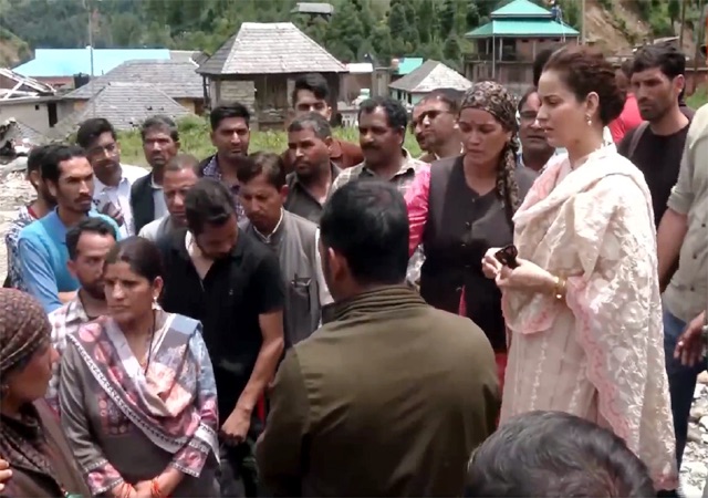 Mandi: प्राकृतिक आपदा से जूझ रहे मंडी में पहुंचीं कंगना रनौत, पीड़ितों को दी हरसंभव मदद का भरोसा