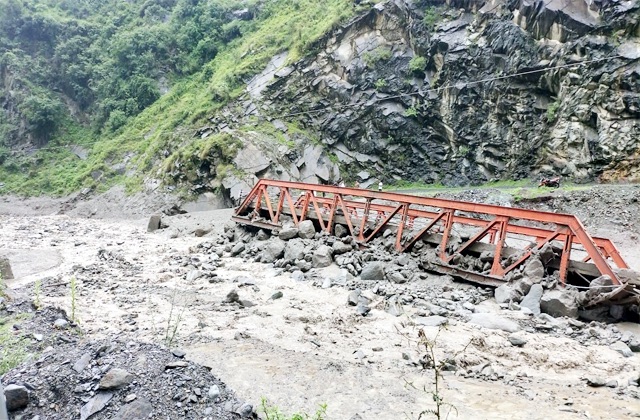 Chamba: हिमाचल में बादल फटने से मची तबाही: चम्बा के चुराह में पुल बहा, चार पंचायतों का संपर्क टूटा