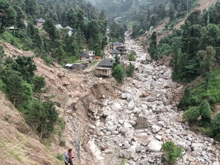 Mandi: देज़ी गांव में बादल फटने के बाद ITBP जवान बने देवदूत, नदी-नालों को पार कर पहुंचाई राहत Mandi: देज़ी गांव में बादल फटने के बाद ITBP जवान बने देवदूत, नदी-नालों को पार कर पहुंचाई राहत