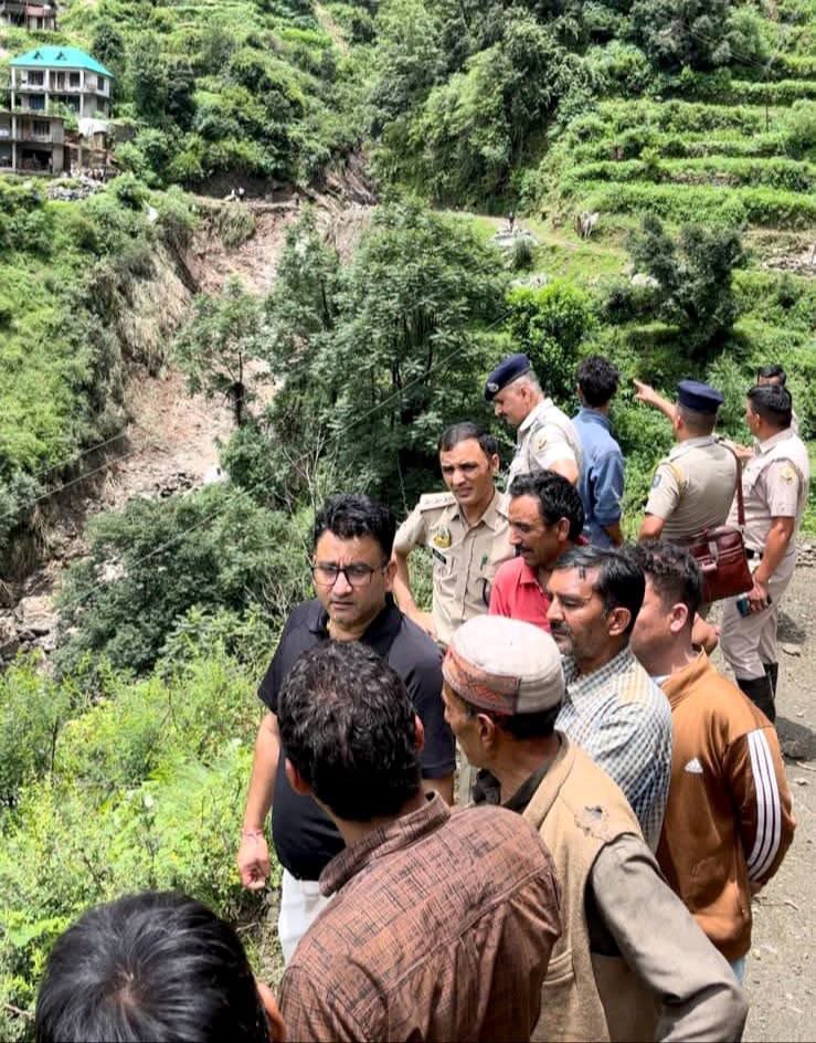 Mandi: कोतरंग गांव में बादल फटने से भारी नुकसान, एसडीएम पधर ने लिया स्थिति का जायजा Mandi: कोतरंग गांव में बादल फटने से भारी नुकसान, एसडीएम पधर ने लिया स्थिति का जायजा