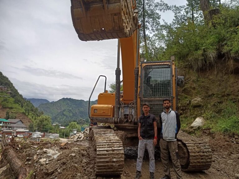 Mandi: पहाड़ों के अनसुने नायक: बादल फटने के बाद टूटे रास्तों को जोड़ते मशीन ऑपरेटर Mandi: पहाड़ों के अनसुने नायक: बादल फटने के बाद टूटे रास्तों को जोड़ते मशीन ऑपरेटर
