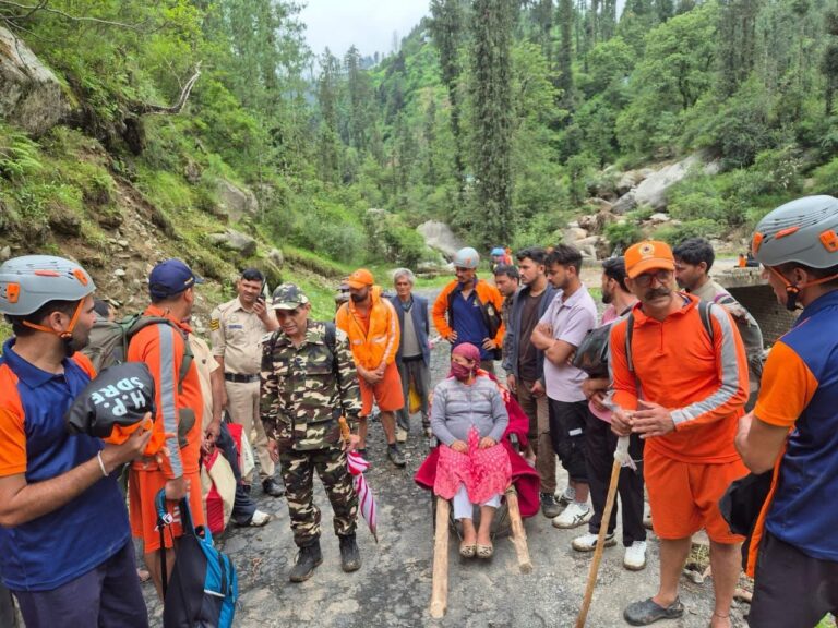 Mandi: आपदा में देवदूत बनी मेडिकल टीमें: सराज क्षेत्र के गांवों में पैदल पहुंचकर दे रहीं इलाज Mandi: आपदा में देवदूत बनी मेडिकल टीमें: सराज क्षेत्र के गांवों में पैदल पहुंचकर दे रहीं इलाज