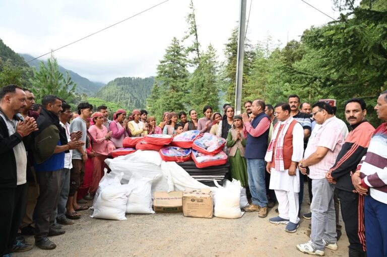 Mandi: जयराम ठाकुर का आश्वासन: आपदा में हर पीड़ित परिवार के साथ खड़ी है सरकार Mandi: जयराम ठाकुर का आश्वासन: आपदा में हर पीड़ित परिवार के साथ खड़ी है सरकार