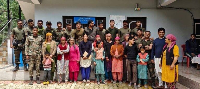 Mandi: आपदा में देवदूत बनी भारतीय सेना: मंडी के सराज क्षेत्र में राहत अभियान जारी Mandi: आपदा में देवदूत बनी भारतीय सेना: मंडी के सराज क्षेत्र में राहत अभियान जारी