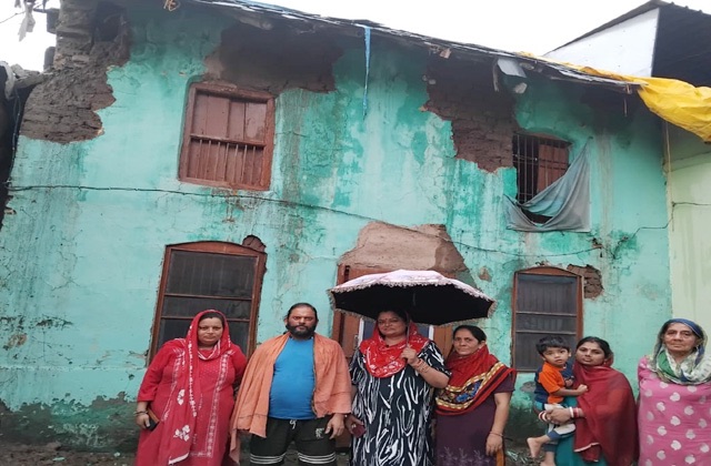 Hamirpur: सुजानपुर वार्ड-7 में भारी बारिश से मकान की दीवार गिरी, बड़ा हादसा टला