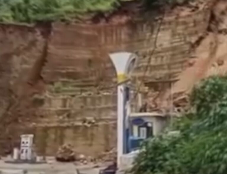 Bilaspur: बिलासपुर के साईं खारसी में भूस्खलन से पेट्रोल पंप तबाह, लाखों का नुकसान Bilaspur: बिलासपुर के साईं खारसी में भूस्खलन से पेट्रोल पंप तबाह, लाखों का नुकसान