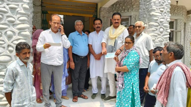 Kangra: इंदौरा में विधायक मलेंद्र राजन ने बांटे 24 लाख रुपये के चेक, कहा – सरकार हर जरूरतमंद के साथ Kangra: इंदौरा में विधायक मलेंद्र राजन ने बांटे 24 लाख रुपये के चेक, कहा – सरकार हर जरूरतमंद के साथ