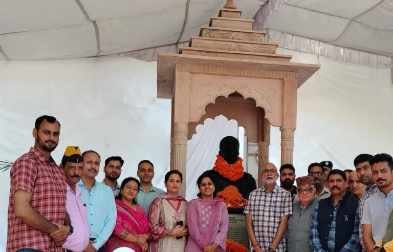 Kangra: कारगिल हीरो कैप्टन विक्रम बतरा को पालमपुर में दी गई भावभीनी श्रद्धांजलि Kangra: कारगिल हीरो कैप्टन विक्रम बतरा को पालमपुर में दी गई भावभीनी श्रद्धांजलि