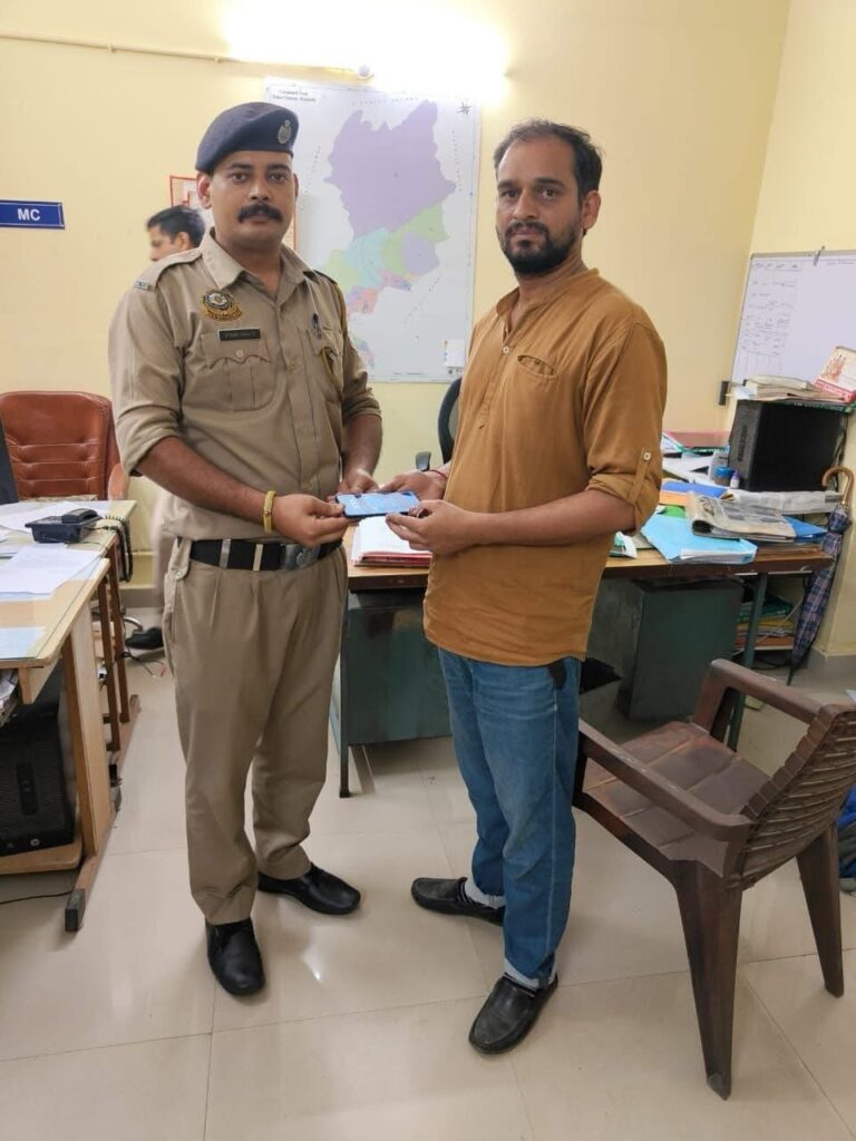 Kangra: बैजनाथ पुलिस की तत्परता: ₹60,000 का गुम मोबाइल उसी दिन वापस मिला