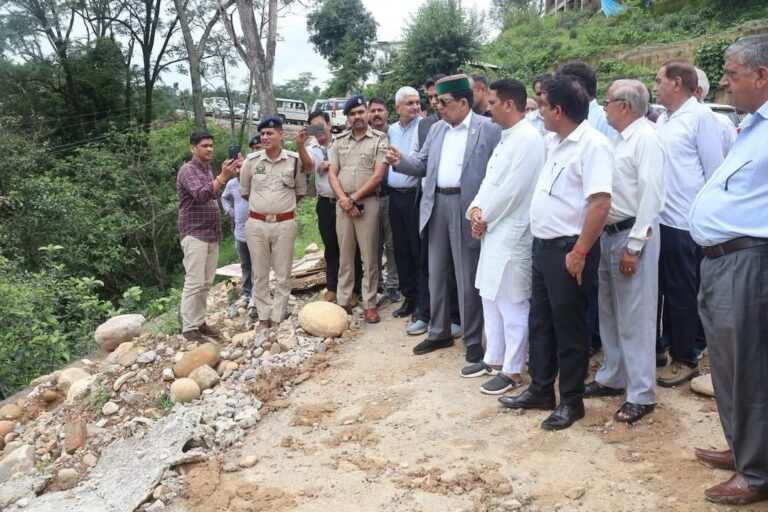 Himachal: धर्मपुर दौरे पर स्वास्थ्य मंत्री शांडिल, आपदा पीड़ितों को मिलेगा ₹7 लाख तक का मुआवजा