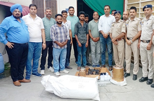 Kangra: संसारपुर टैरस में नकली आयुर्वेदिक दवाओं का भंडाफोड़, पुलिस की रेड में बड़ा खुलासा Kangra: संसारपुर टैरस में नकली आयुर्वेदिक दवाओं का भंडाफोड़, पुलिस की रेड में बड़ा खुलासा