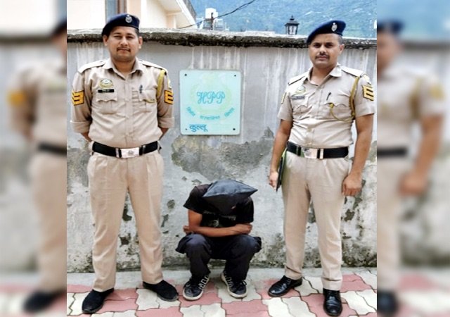 Kullu: कुल्लू में पुलिस को बड़ी कामयाबी: नेपाली युवक 895 ग्राम चरस के साथ गिरफ्तार