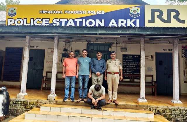 Solan: अर्की पुलिस को बड़ी सफलता, लंबे समय से फरार उद्घोषित अपराधी गणेश को ठियोग से किया गिरफ्तार