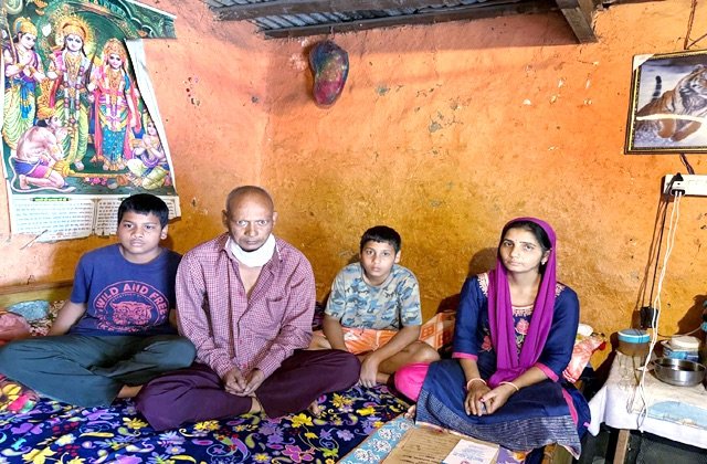 Kangra: कैंसर, गरीबी और गिरते मकान से जूझ रहा है हिमाचल का एक मजदूर परिवार