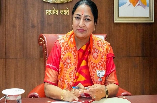 दिल्ली में डेंगू का कहर: CM रेखा गुप्ता की आपात बैठक, फॉगिंग अभियान तेज करने के निर्देश