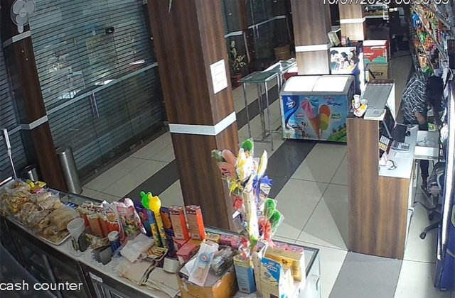 Hamirpur: बडू की मिठाई की दुकान में रात के अंधेरे में लाखों की चोरी, CCTV में कैद लेकिन पहचान से बाहर चोर